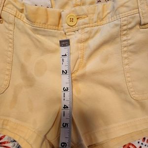 Hollister yellow shorts size 5 typical wear  no stains. Good cond.